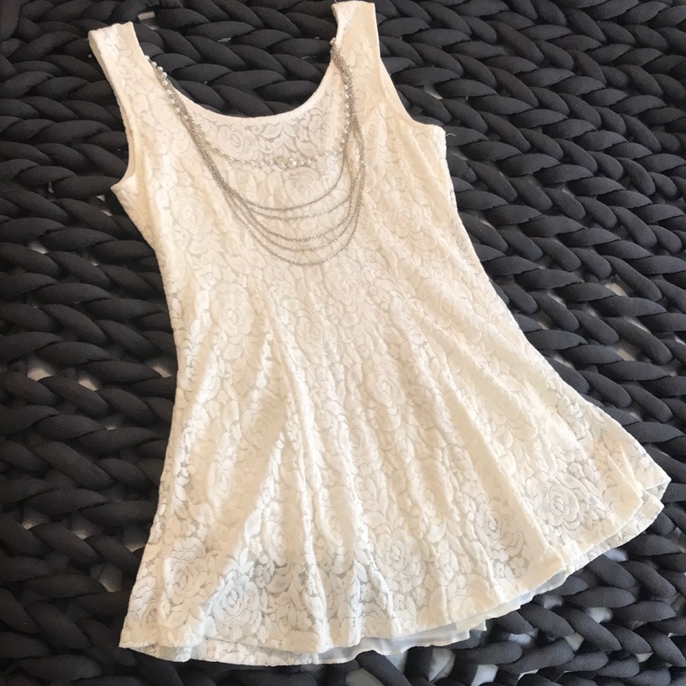NWT White lace sleeveless top with necklace